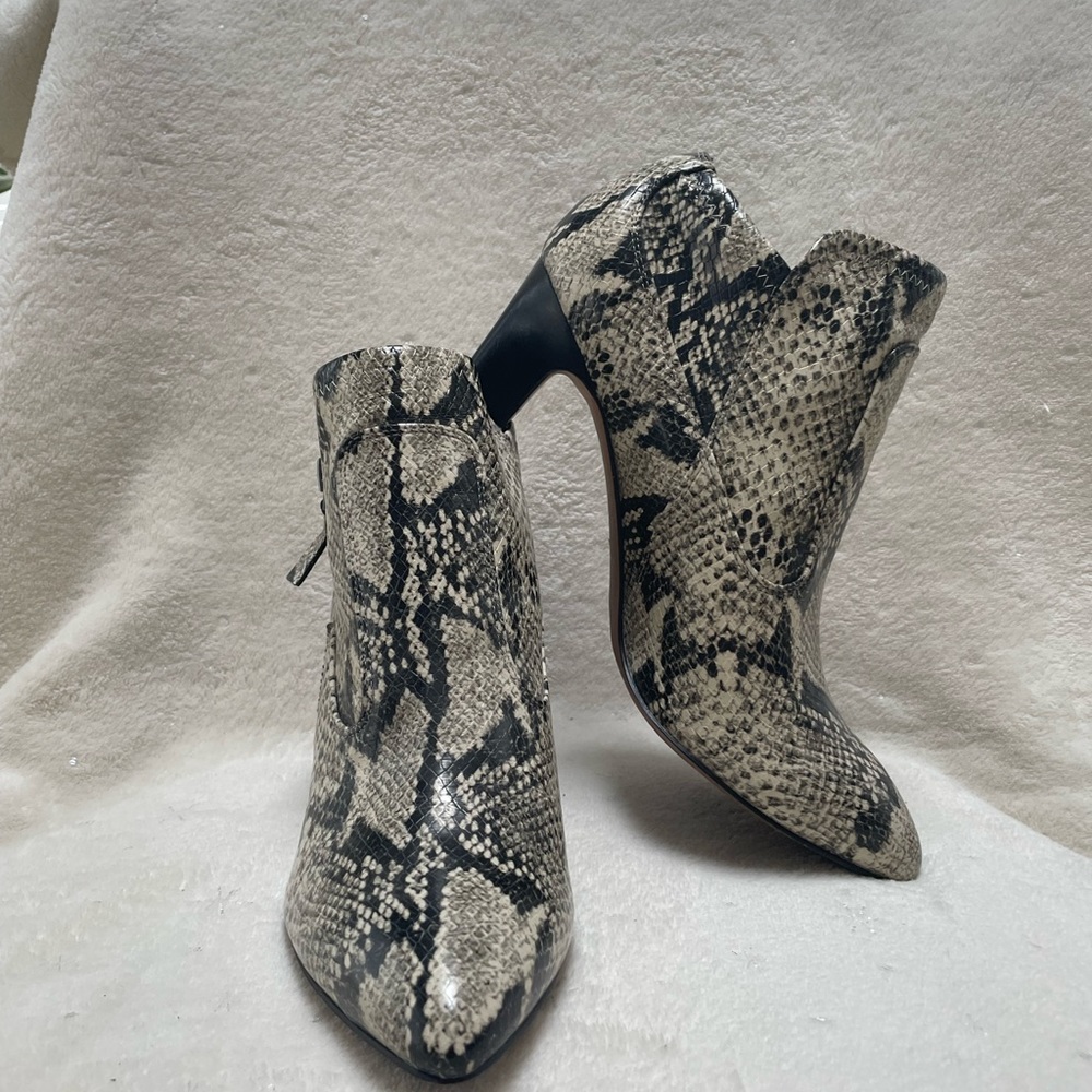 Pre-owned women’s Franco Sarto Kora Bootie size 8.5 color beige/black
